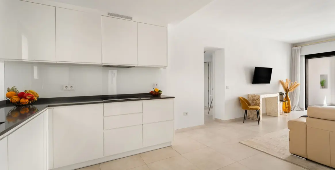 Sale of middle floor apartment in Puerto Banús 12