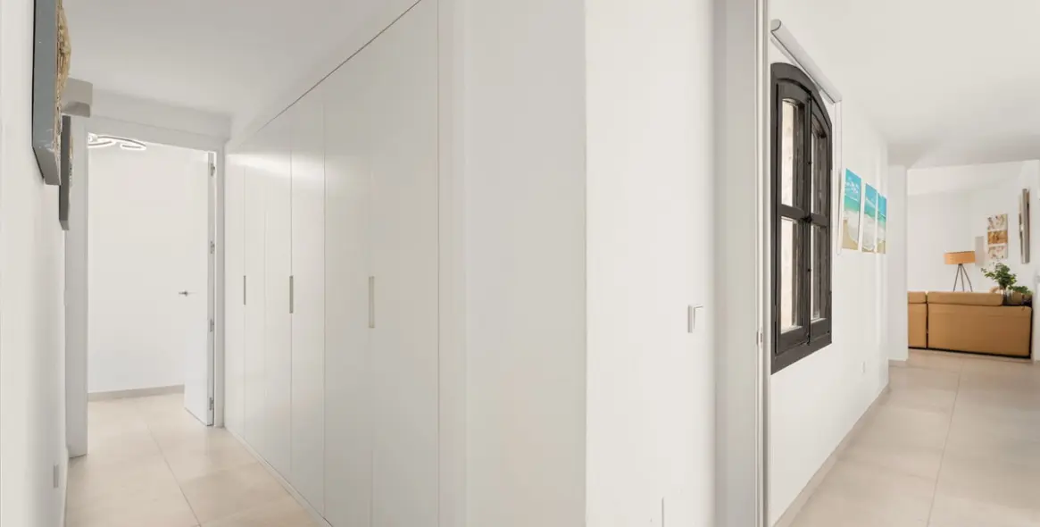 Sale of middle floor apartment in Puerto Banús 13