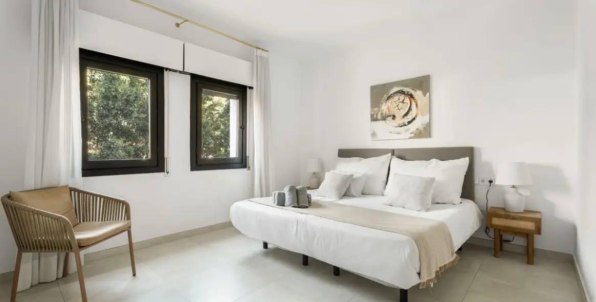 Venta de apartamento en planta media en Puerto Banús 21