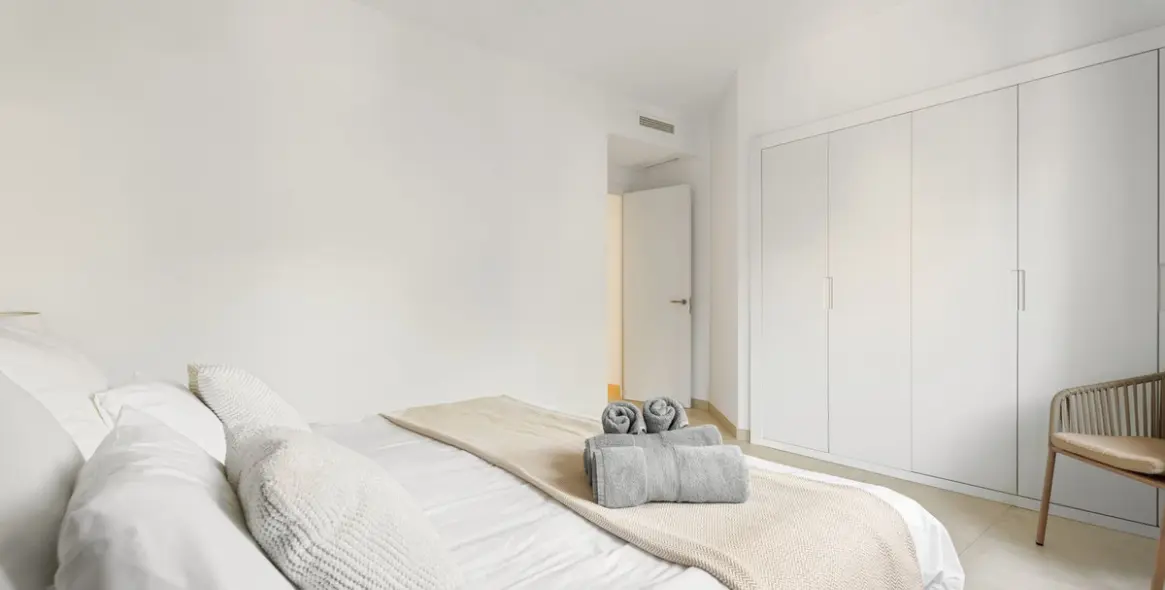 Venta de apartamento en planta media en Puerto Banús 22