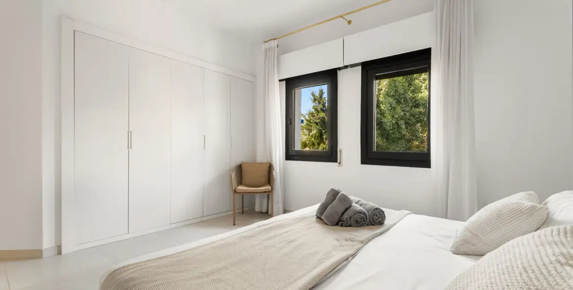 Venta de apartamento en planta media en Puerto Banús 23