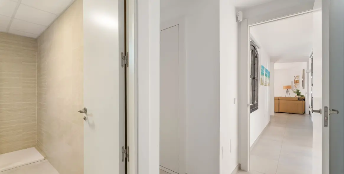 Venta de apartamento en planta media en Puerto Banús 24