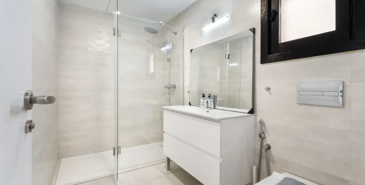 Venta de apartamento en planta media en Puerto Banús 25