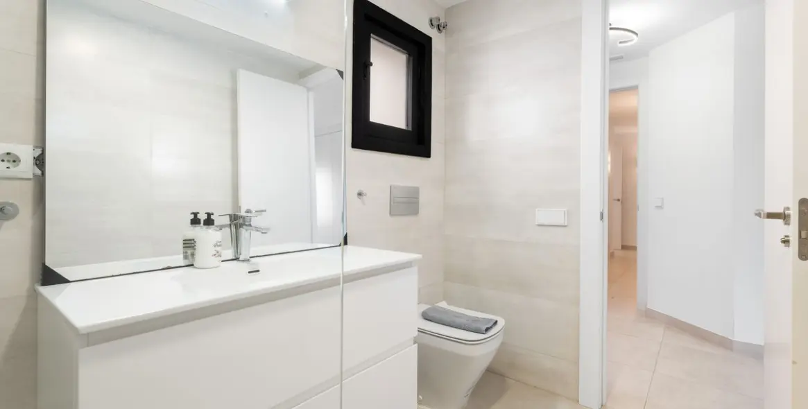 Venta de apartamento en planta media en Puerto Banús 26