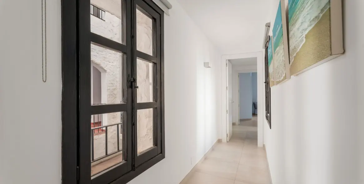 Venta de apartamento en planta media en Puerto Banús 27