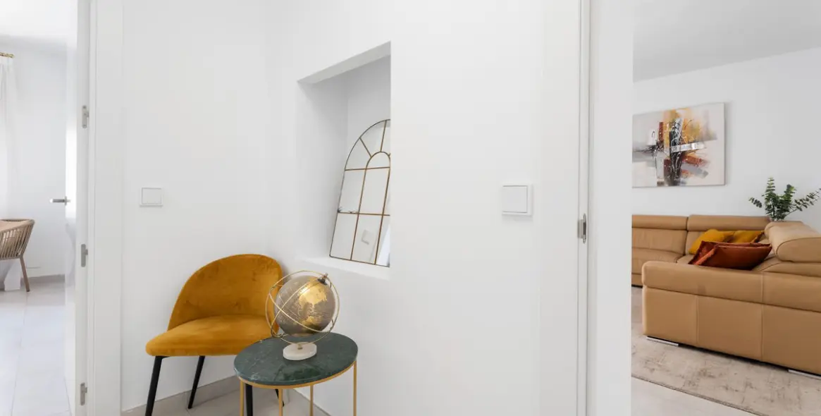 Venta de apartamento en planta media en Puerto Banús 28