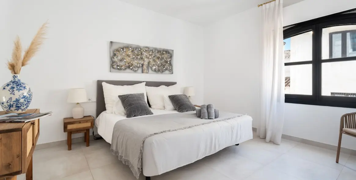 Venta de apartamento en planta media en Puerto Banús 30