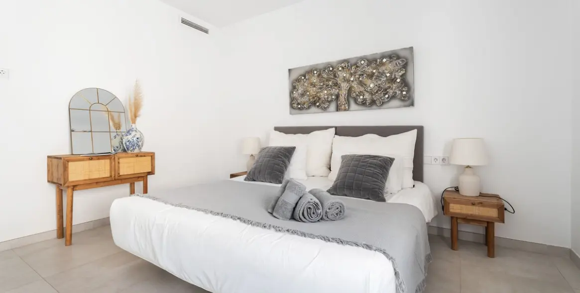 Venta de apartamento en planta media en Puerto Banús 31
