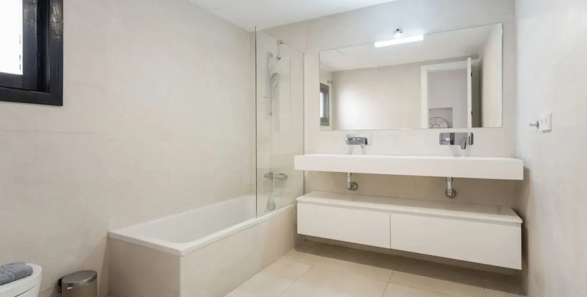 Venta de apartamento en planta media en Puerto Banús 34