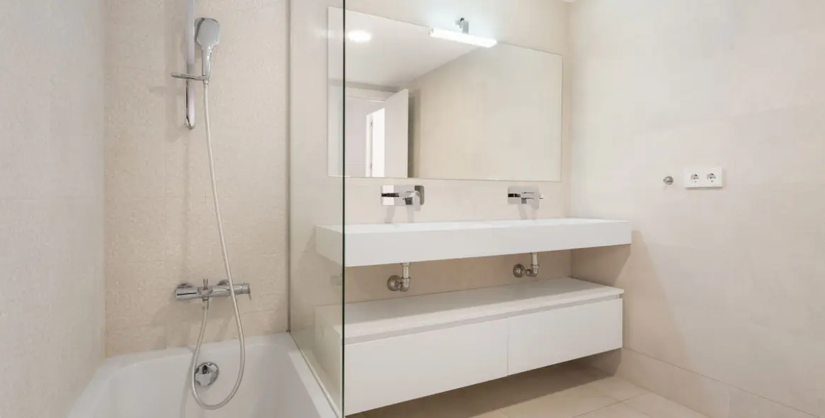 Venta de apartamento en planta media en Puerto Banús 35