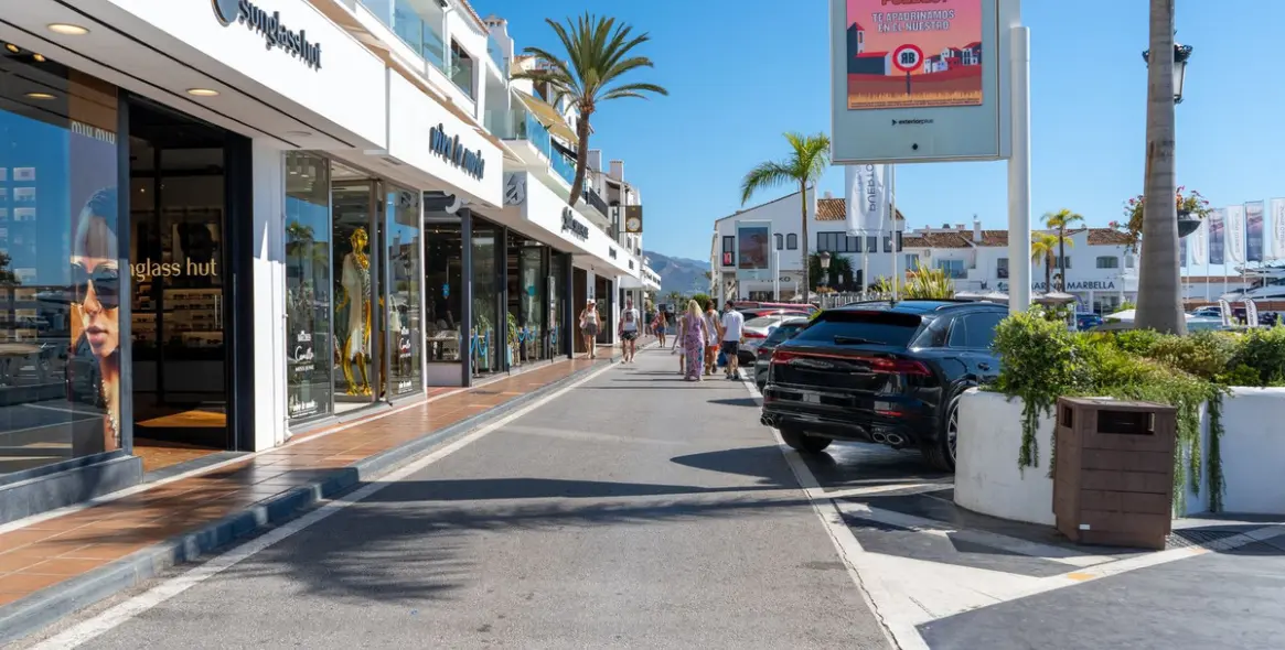 Venta de apartamento en planta media en Puerto Banús 41