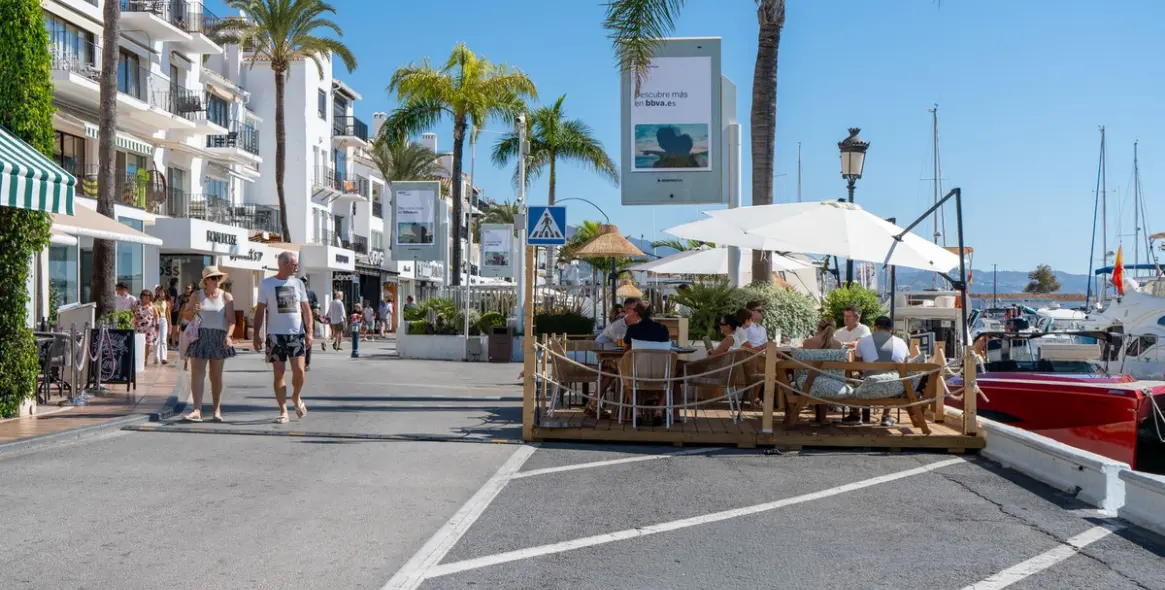 Venta de apartamento en planta media en Puerto Banús 42