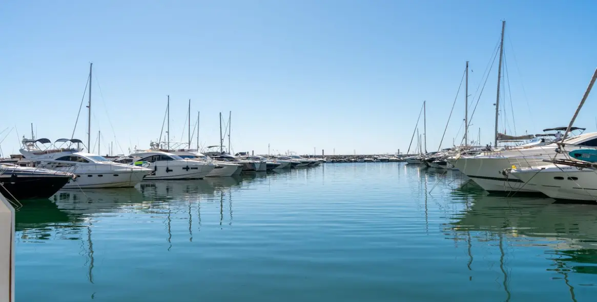 Venta de apartamento en planta media en Puerto Banús 43