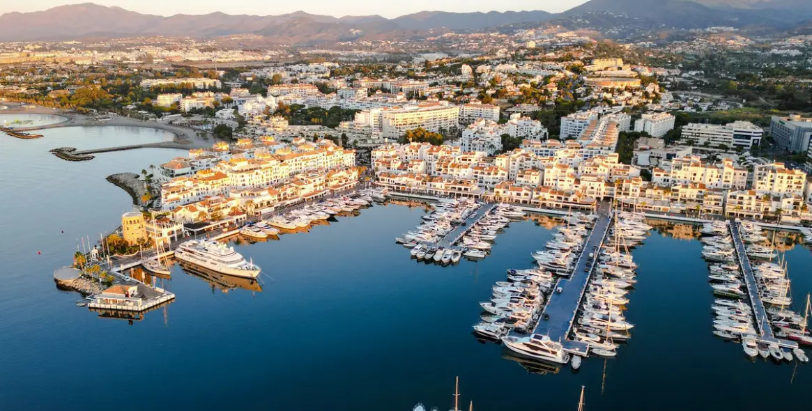 Venta de apartamento en planta media en Puerto Banús 44