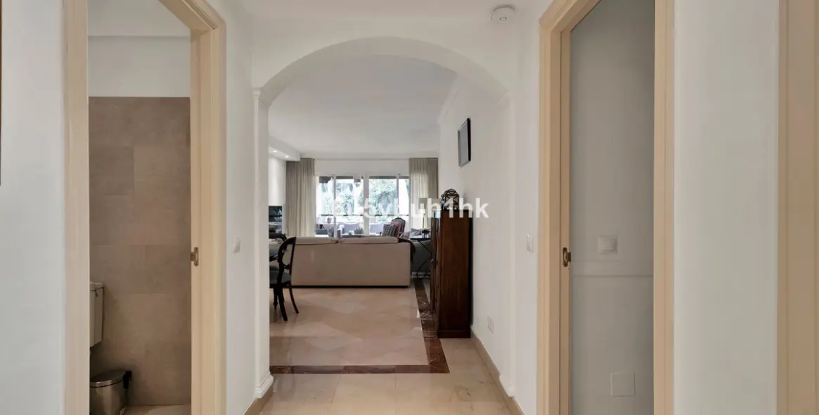 Продажа апартаментов на первом этаже в Nagüeles 11