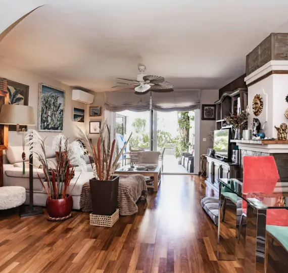 Продажа дома на две семьи в The Golden Mile