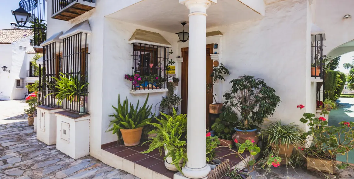 Продажа дома на две семьи в The Golden Mile 2