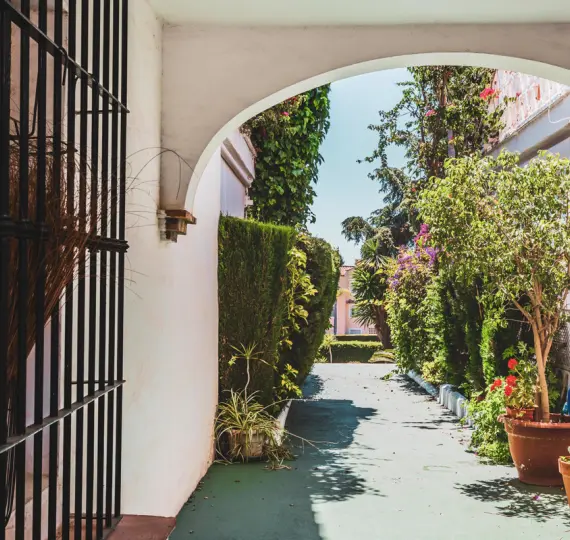 Продажа дома на две семьи в The Golden Mile