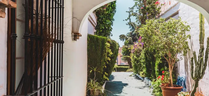 Продажа дома на две семьи в The Golden Mile 2