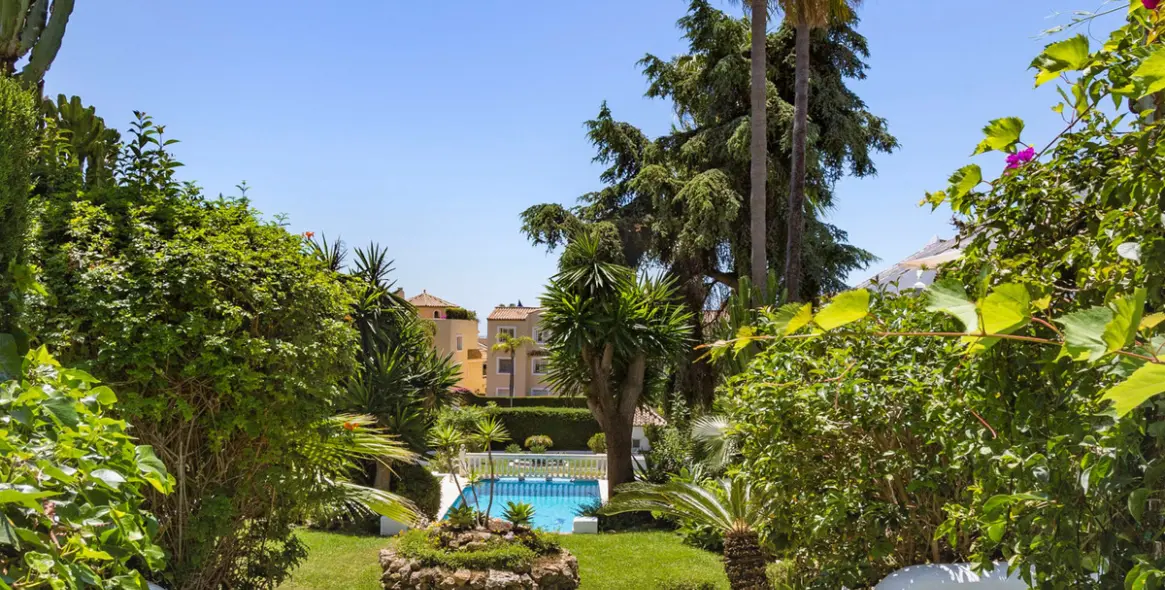 Продажа дома на две семьи в The Golden Mile 4