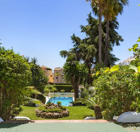 Продажа дома на две семьи в The Golden Mile