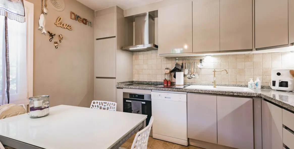 Продажа дома на две семьи в The Golden Mile 14