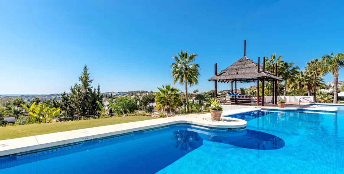 Sale of middle floor apartment in Nueva Andalucía 14