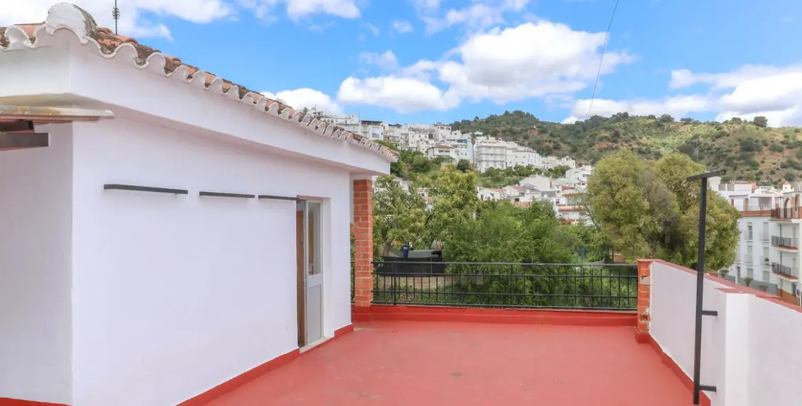 Продажа хостела в Tolox 4