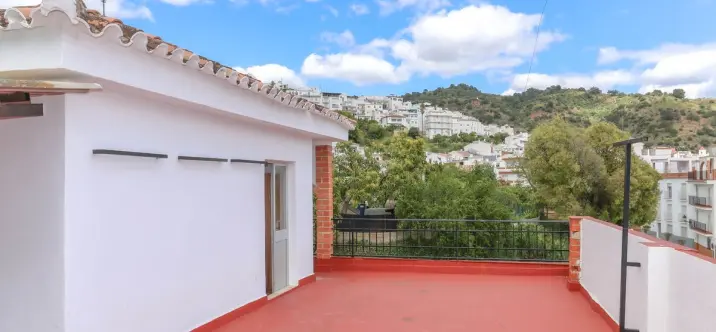 Продажа хостела в Tolox 3