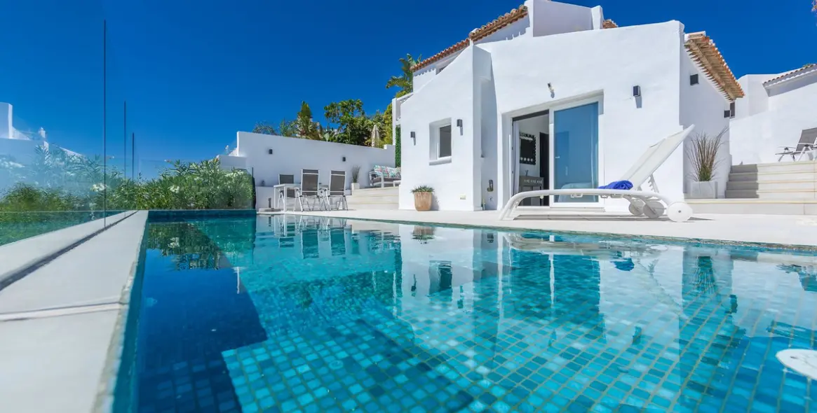 Sale of detached villa in Estepona 1