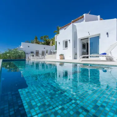 Sale of detached villa in Estepona