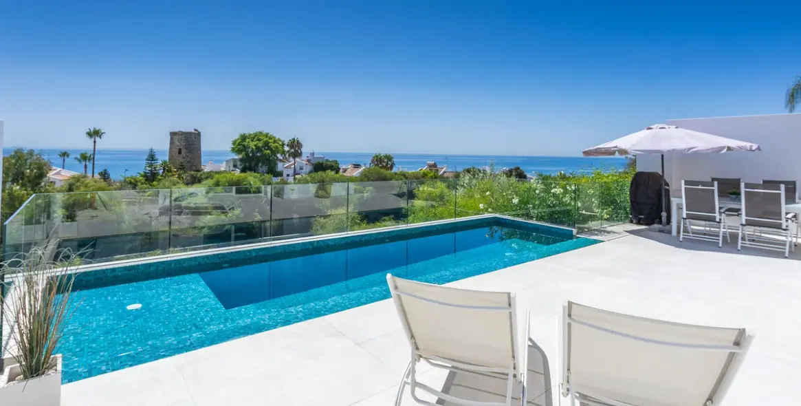 Sale of detached villa in Estepona 2