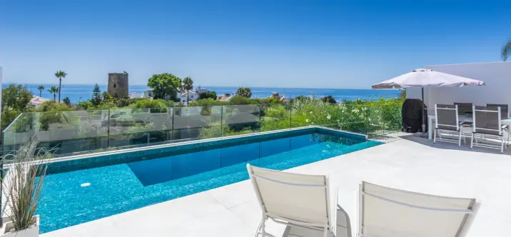 Sale of detached villa in Estepona 1