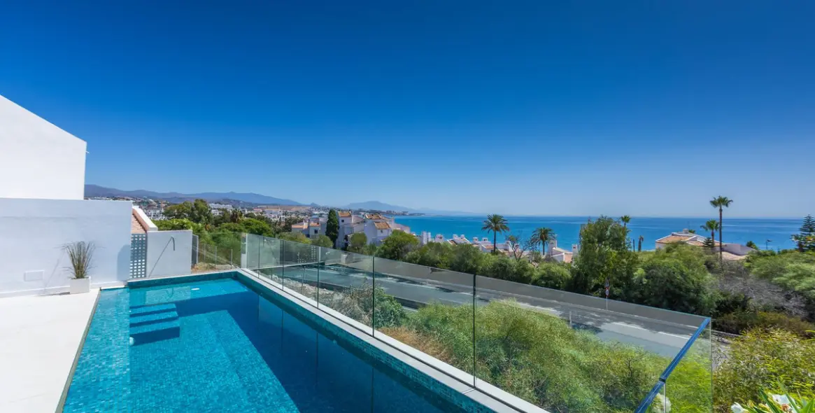 Sale of detached villa in Estepona 9