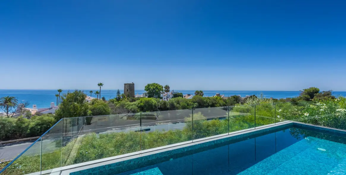 Sale of detached villa in Estepona 10