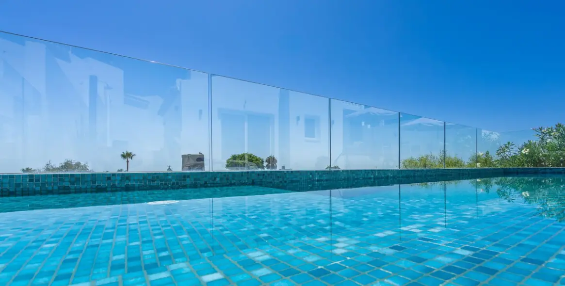 Sale of detached villa in Estepona 12