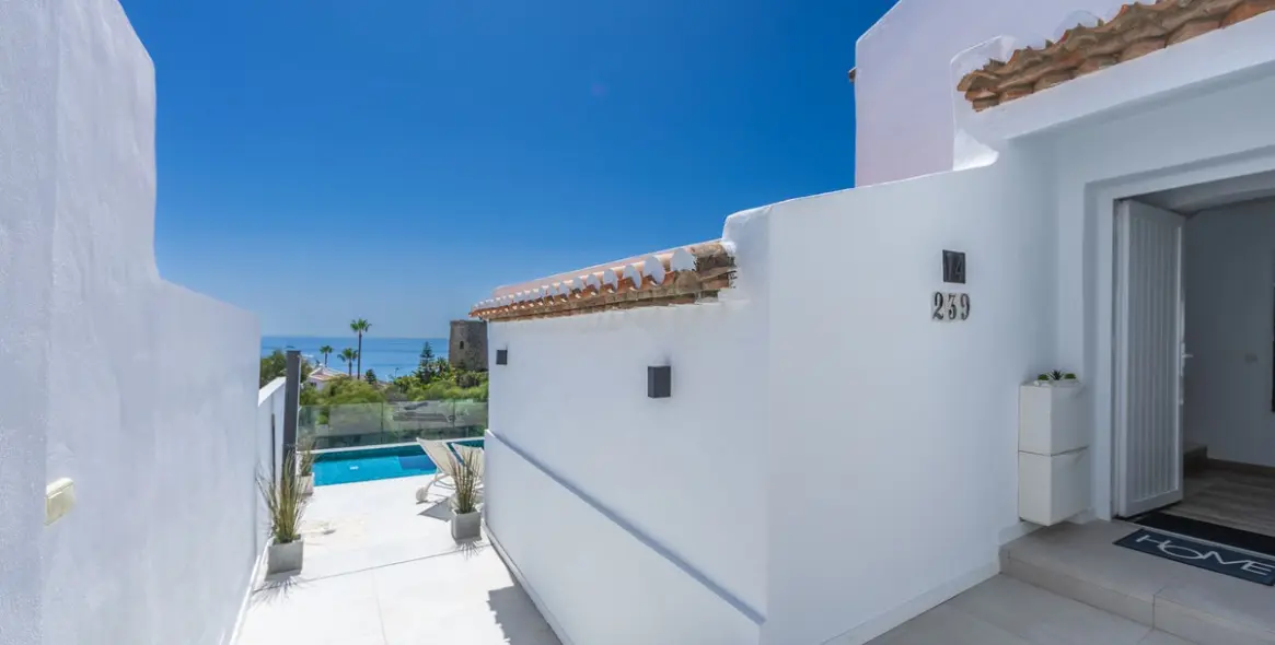 Sale of detached villa in Estepona 13