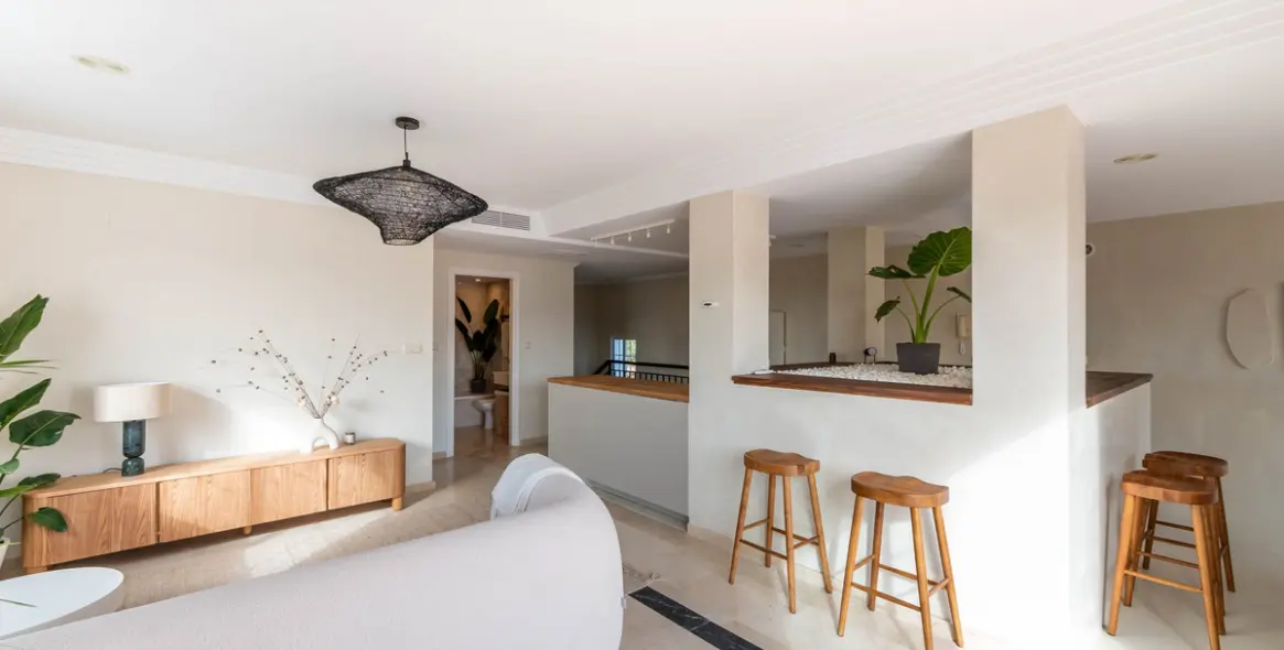 Sale of penthouse duplex in Río Real 5