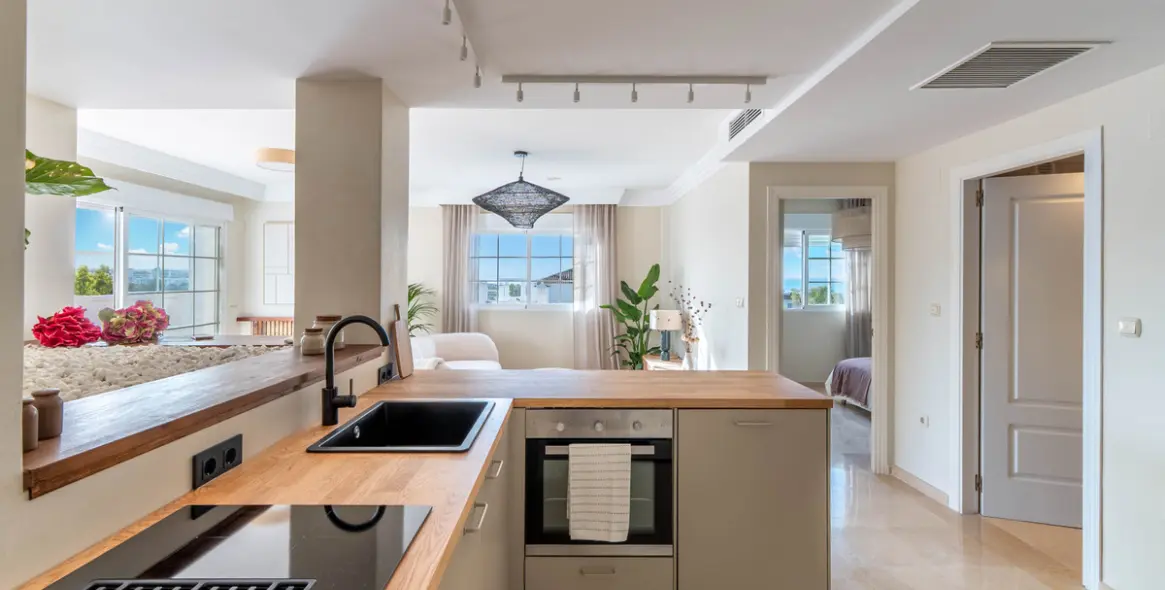 Sale of penthouse duplex in Río Real 7