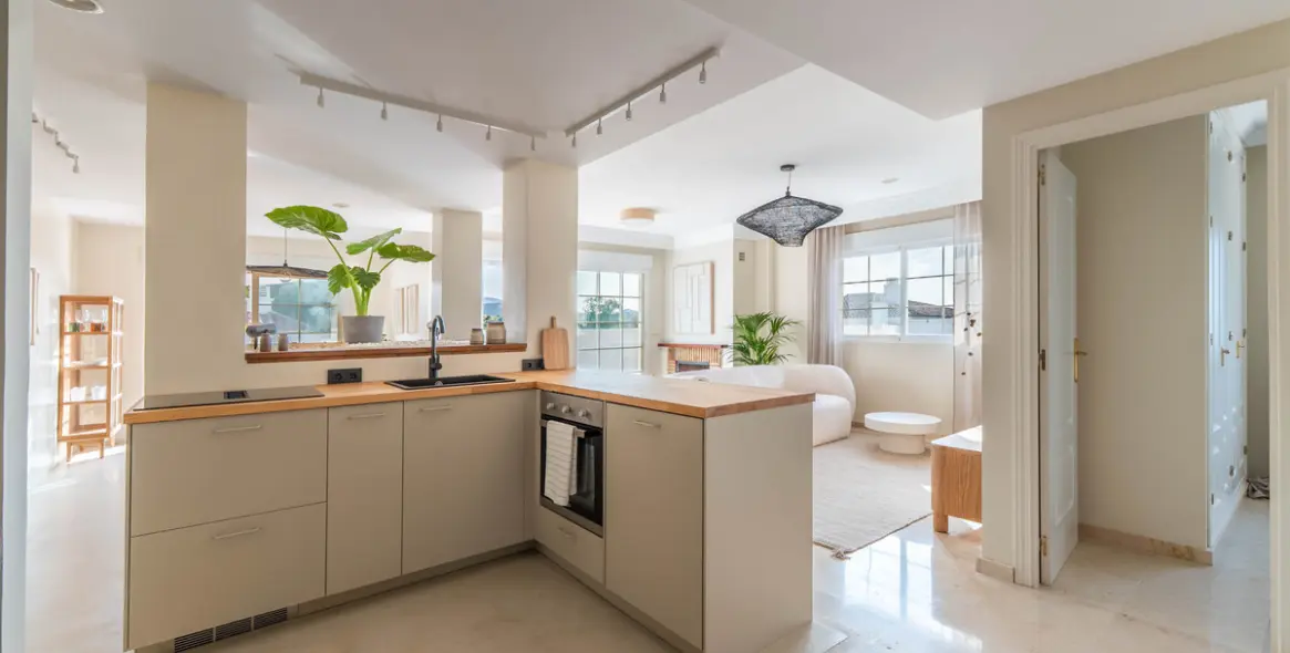 Sale of penthouse duplex in Río Real 8