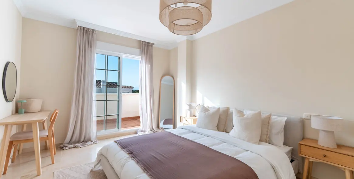 Sale of penthouse duplex in Río Real 9