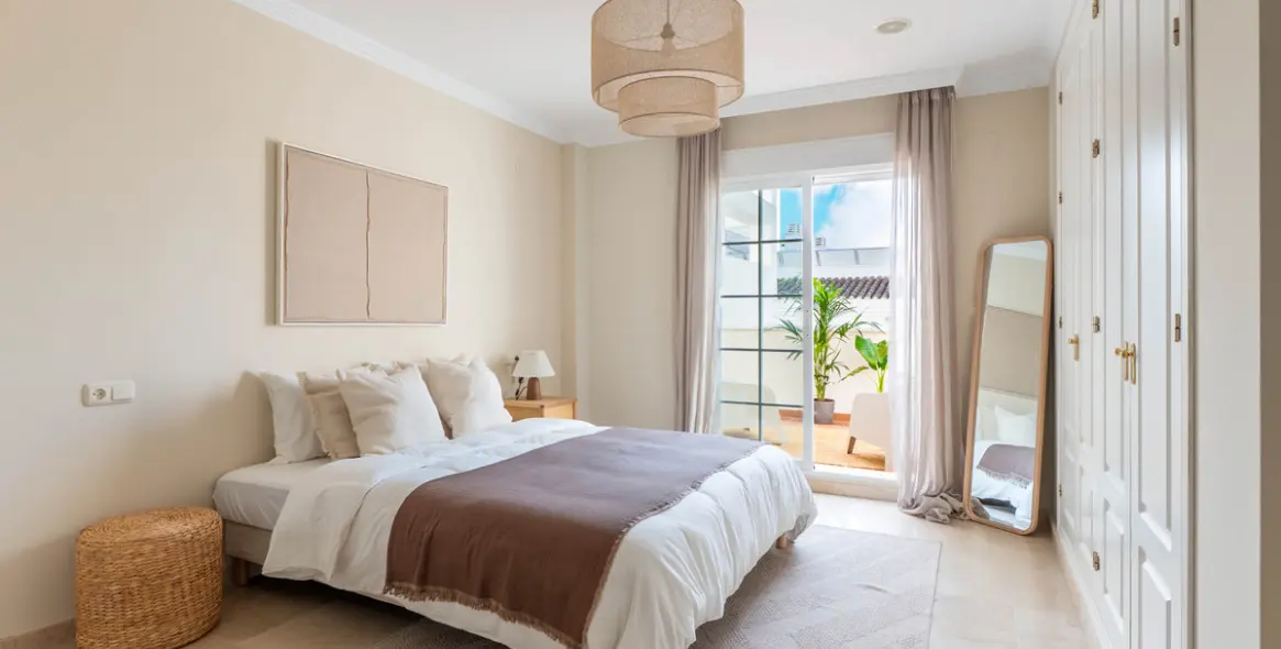 Sale of penthouse duplex in Río Real 10