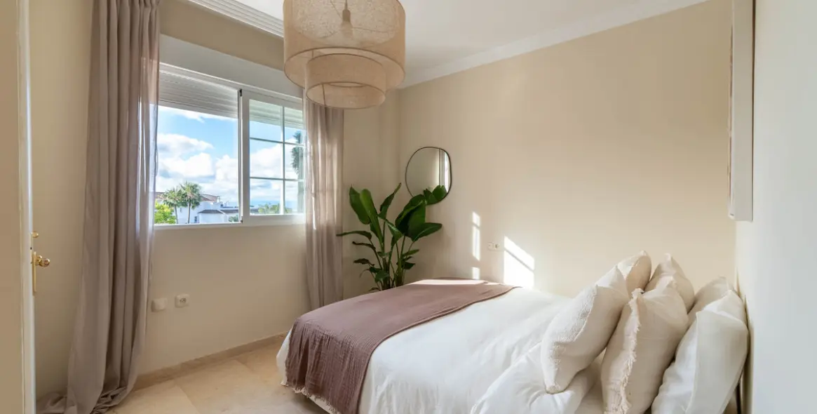 Sale of penthouse duplex in Río Real 11