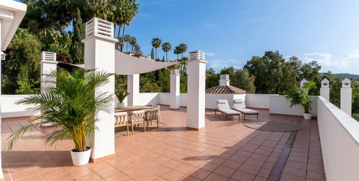 Sale of penthouse duplex in Río Real 15