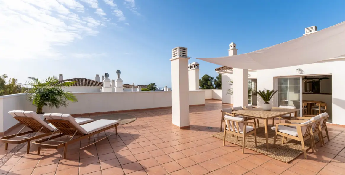 Sale of penthouse duplex in Río Real 16