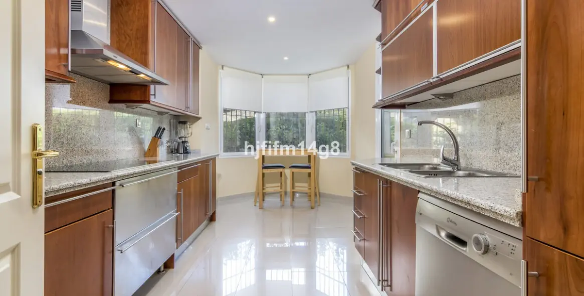 Продажа апартаментов на первом этаже в Nueva Andalucía 8