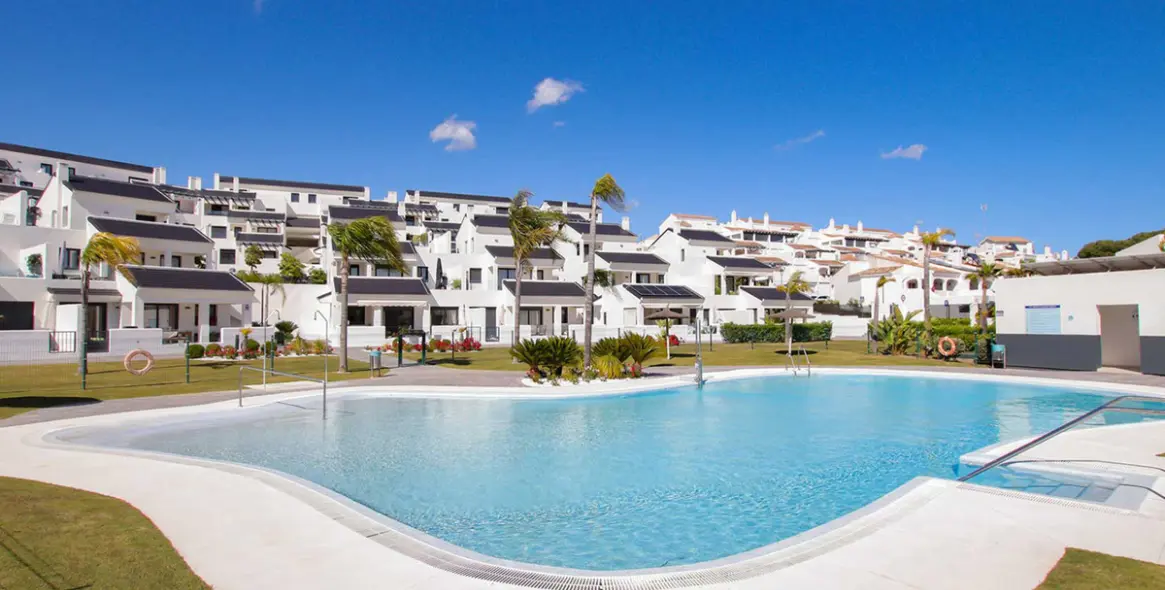 Продажа двухуровневого пентхауса в Estepona 1