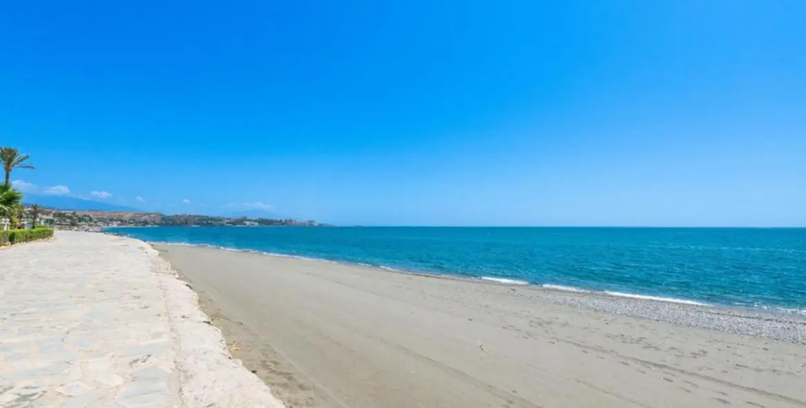 Продажа двухуровневого пентхауса в Estepona 2