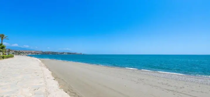 Sale of penthouse duplex in Estepona 1