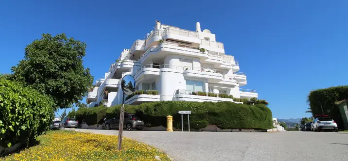 Sale of middle floor apartment in Guadalmina Alta 0